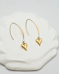 עגילי פנינה ולב תלויים