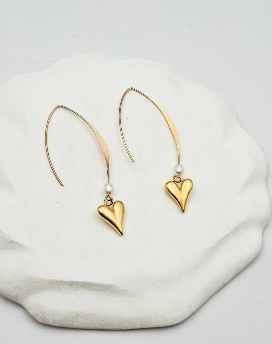 עגילי פנינה ולב תלויים