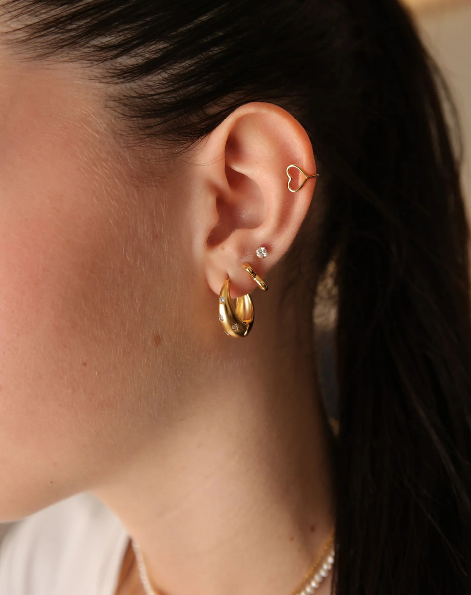 עגילי חישוק חובקים משובצים