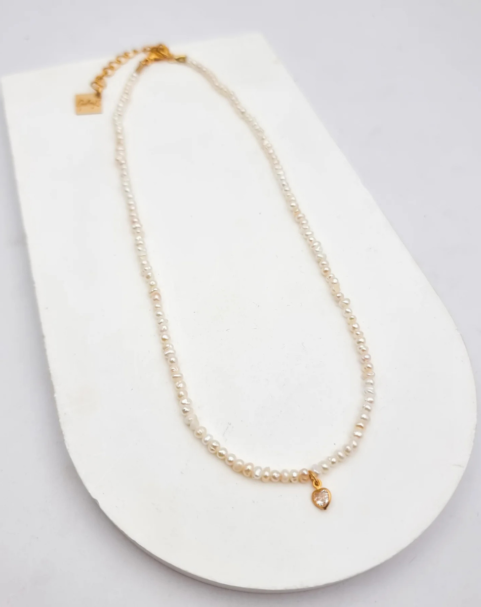 שרשרת פנינים קטנטנות וזירקון לב