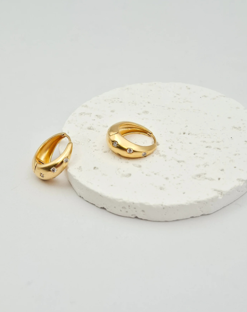 עגילי חישוק חובקים משובצים