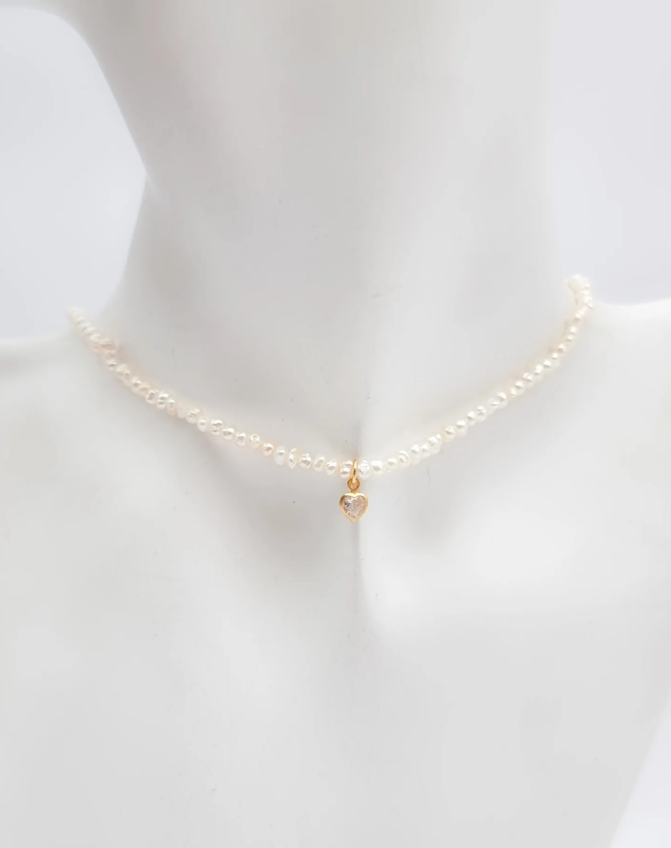 שרשרת פנינים קטנטנות וזירקון לב