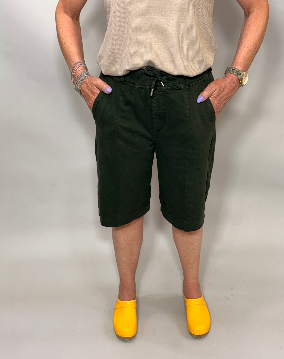 מכנסי שורטס ברמודה