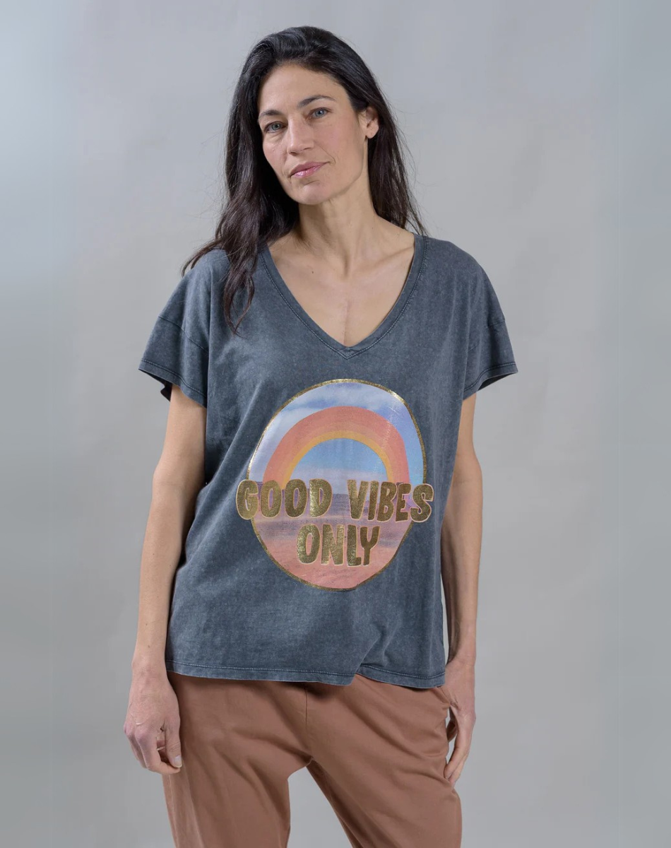 טישרט וי GOOD VIBES