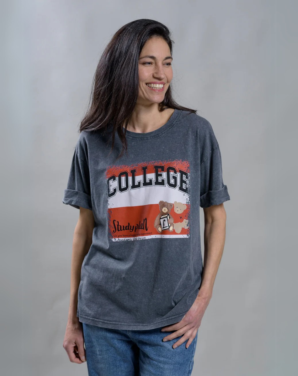 טישרט וי COLLEGE