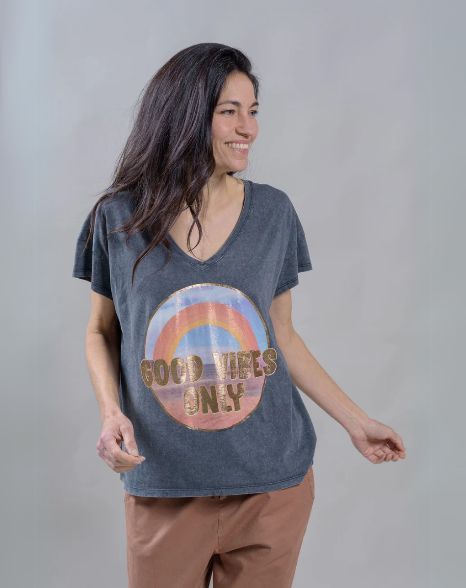 טישרט וי GOOD VIBES