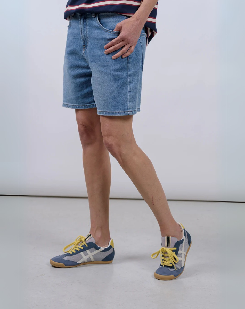 מכנסי ג'ינס קצרים